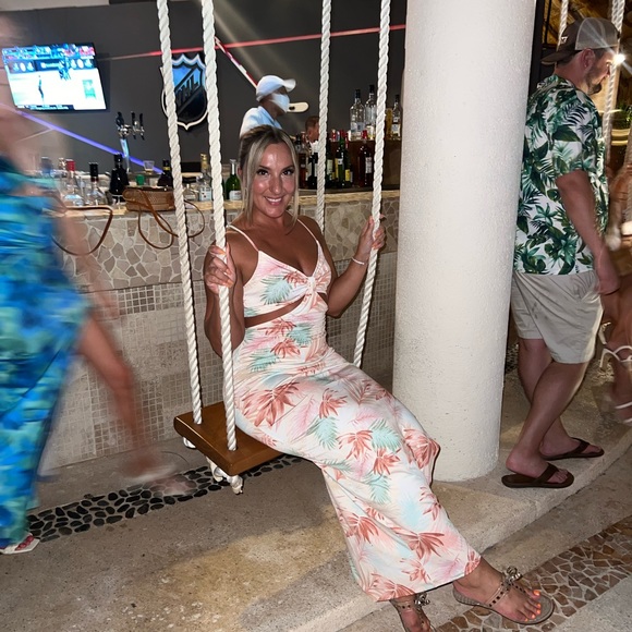 🏝Meet Your Posher🍾 - Picture 3 of 16